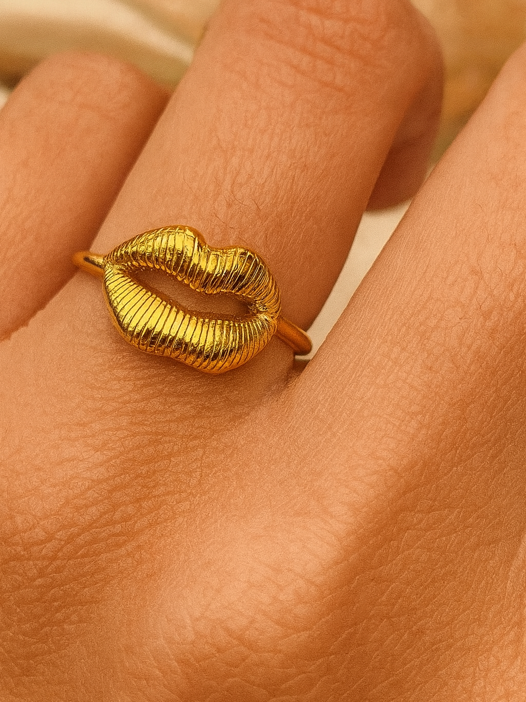 Hug Ring - Anti-Tarnish Ring
