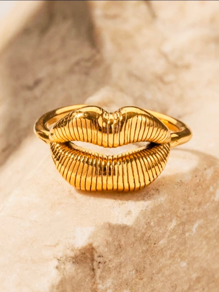 Hug Ring - Festive Ring
